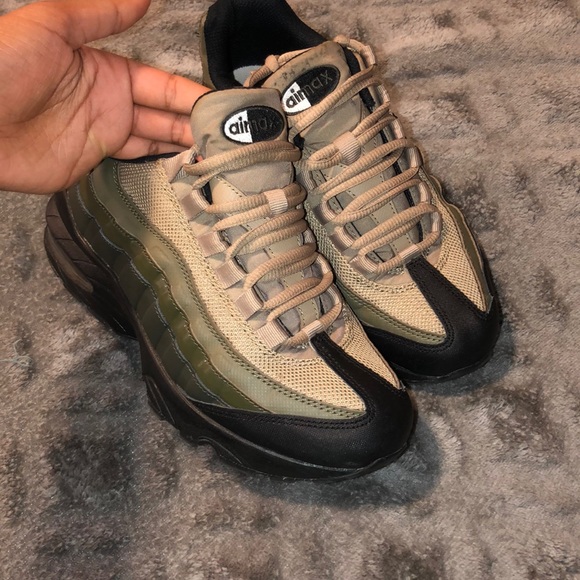 Nike Air Max (5Y) - Picture 3 of 3